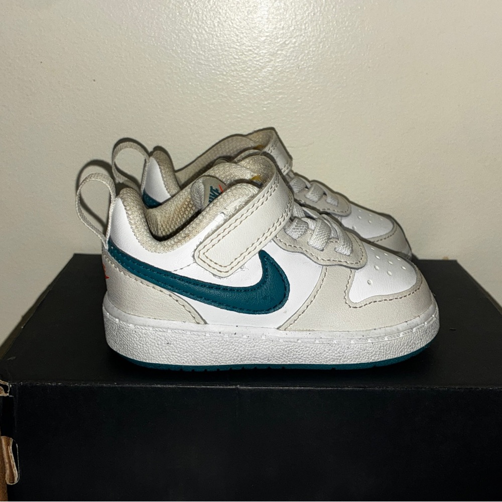 Toddler Nike White and Turquoise Sneakers